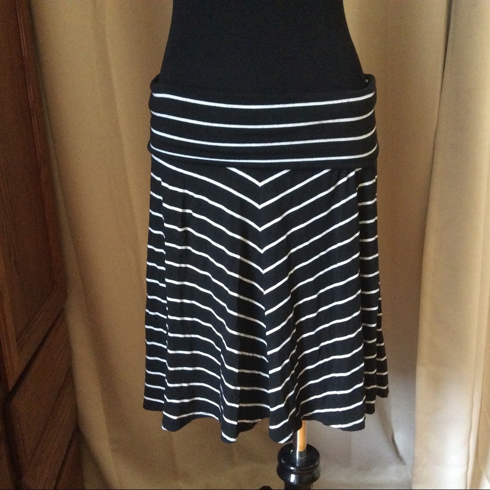 ❤️3/$15❤️ Motherhood Maternity Under or Over skirt - Picture 3 of 5